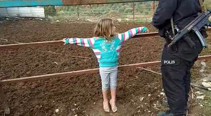 Babalarının çite bağladığı 2 çocuğu polis kurtardı