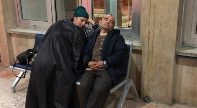 8 aylık hamile kadın ve eşi soğuktan korunmak için hastane koridorlarında yatıp kalkıyor