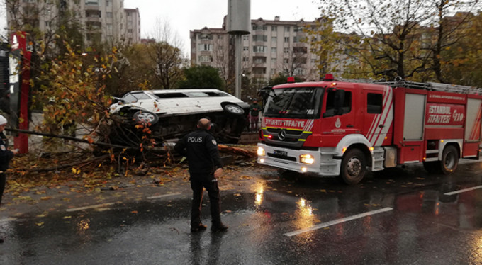İstanbul Esenyurt'ta servis minibüsü ağaca çarpıp, devrildi: 14 yaralı