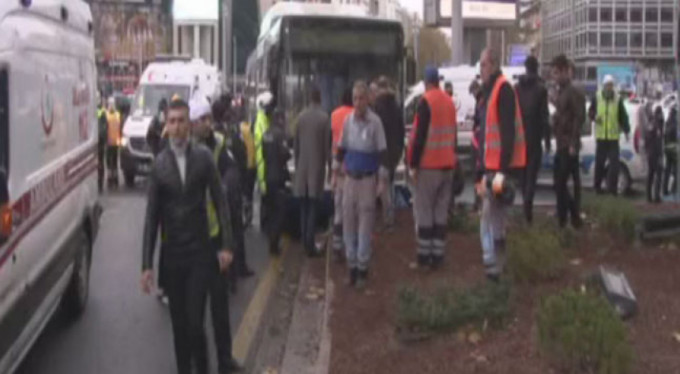 Başkent'te belediye otobüsü yayalara çarptı: 2 yaralı