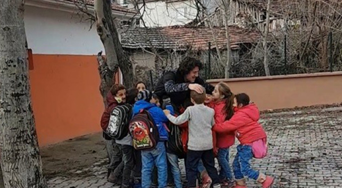 Öğretmen kaçtı, öğrenciler kovaladı