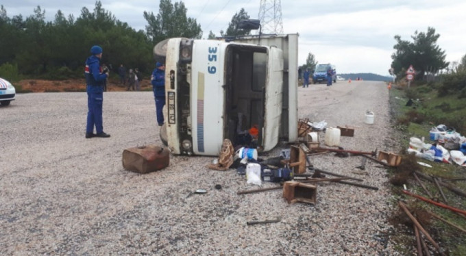 Tarım işçilerini taşıyan kamyon devrildi: 30 yaralı