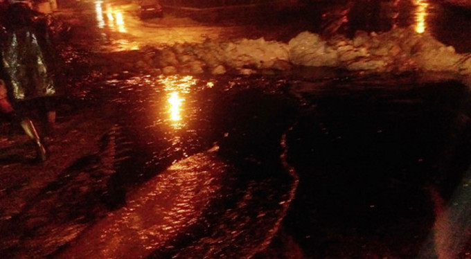 Petrol boru hattına yıldırım düştü, bir mahalle boşaltıldı