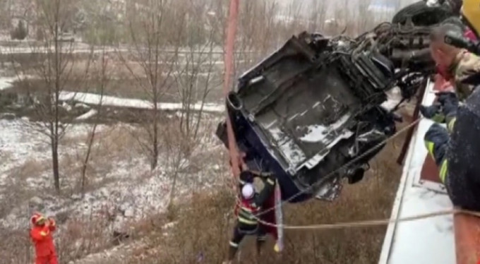 Tır köprüde asılı kaldı: Şoför böyle kurtarıldı