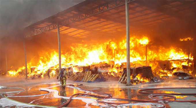 Sünger fabrikasında korkutan yangın