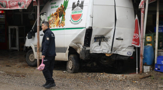 Diyarbakır'da bir transit markete daldı: 2 ağır yaralı