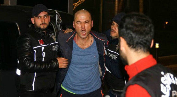 Murat Özdemir'i 4 polis zor zaptetti!