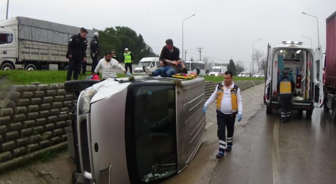 Bursa'da minibüs su kanalına uçtu!