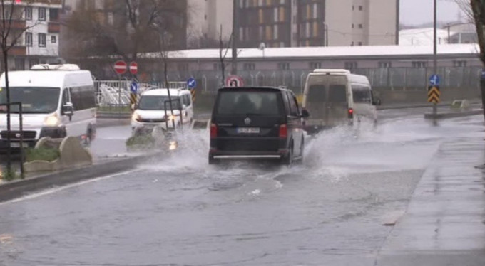 Yollar sel suları ile doldu