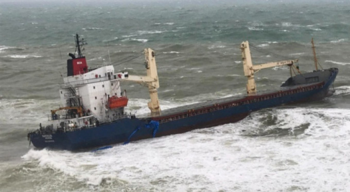 İstanbuk Şile'de karaya oturan geminin mürettebatının kurtarılma anı havadan görüntülendi