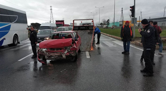 Otomobil kırmızı ışıkta bekleyen araca çarptı: 8 yaralı