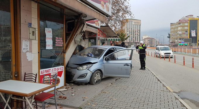 Direksiyonda fenalaşan sürücü dönerci dükkanına daldı
