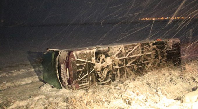 Yolcu otobüsü devrildi: Çok sayıda yaralı var