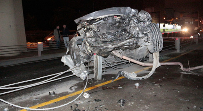 Otomobil viyadükten düştü: 3 yaralı