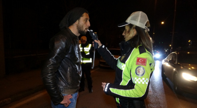 Yeni yıla alkolmetre ile girdiler!