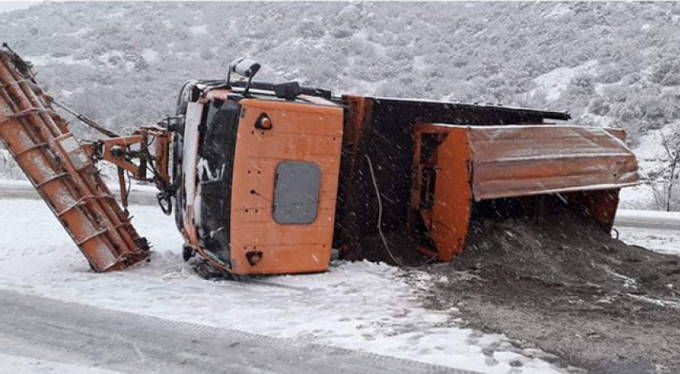 Kar yağışı kaza getirdi! Kar küreme aracı...
