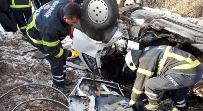 Otomobiller kafa kafaya çarpıştı: 2 ölü, 2 yaralı