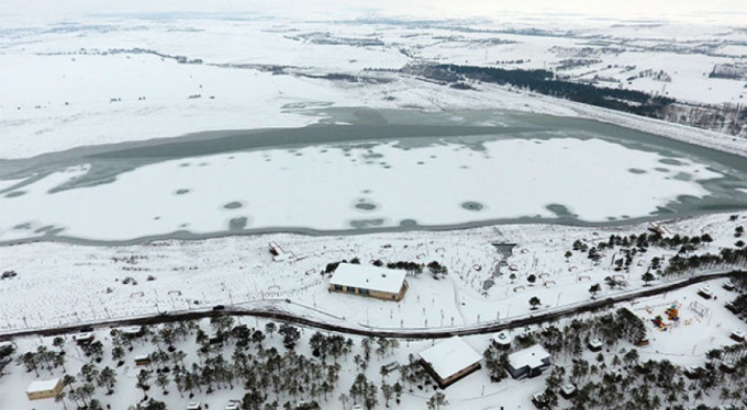 Türkiye donuyor! İşte buz tutan göl...