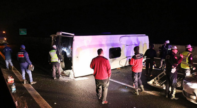 Lastiğe çarpan minibüs devrildi: 17 yaralı