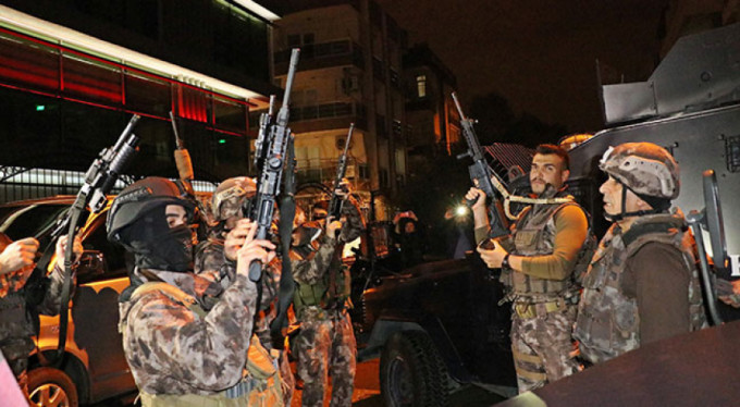 Tartıştığı aileye ve etrafa ateş açtı! 4 kişi...