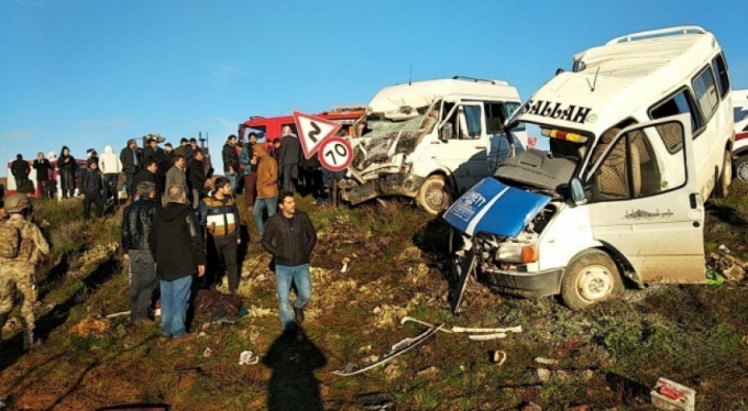 Öğrenci sevisi ile işçi servisi çarpıştı ölü ve yaralılar var