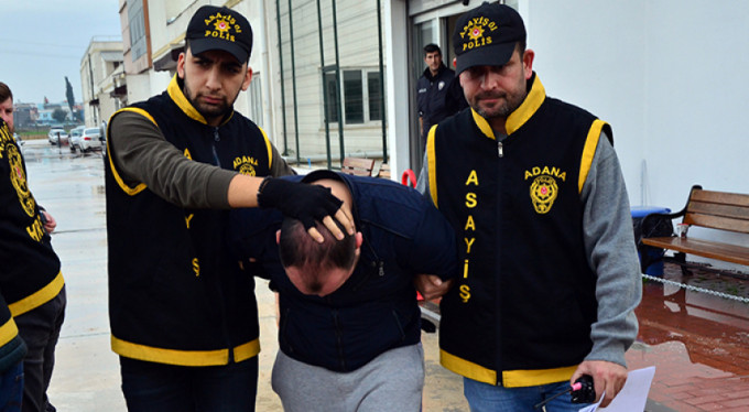 Yılbaşında alkol almak için polis kılığına girdiler