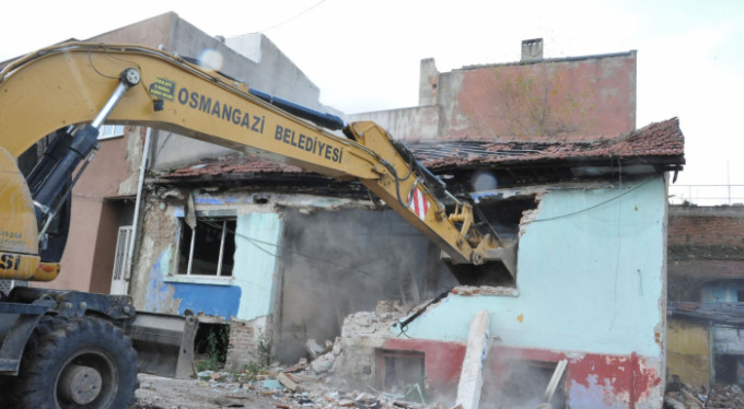 Osmangazi'de 142 metruk bina yıkıldı