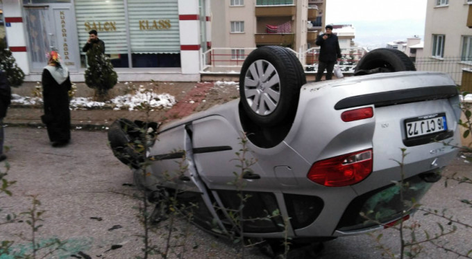 Bursa'da otomobil takla attı!