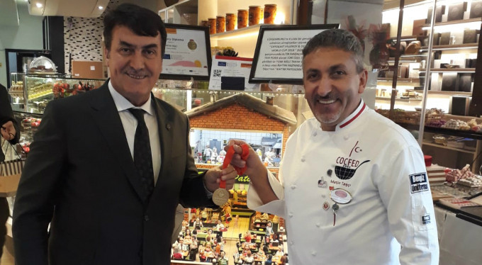 Başkan Dündar'dan ödüllü pasta şefine ziyaret