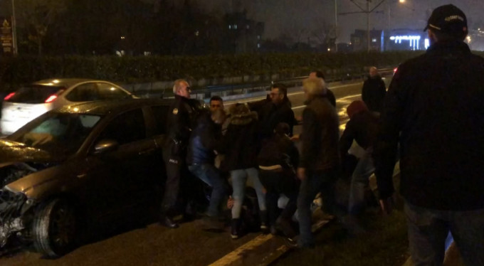 Bursa'da kaza sonrası yumruklar havada uçuştu!