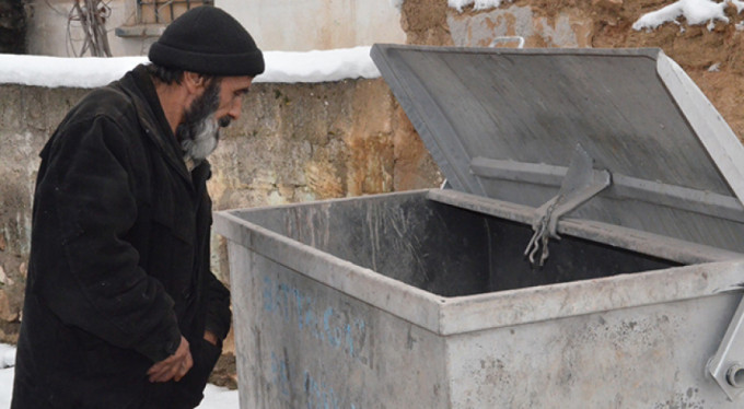 Çöp konteynerlerinden topladığı ekmeklerle karnını doyuruyor