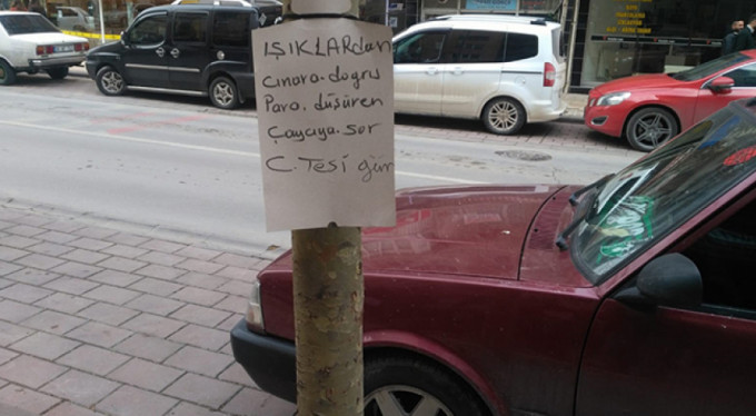 Yolda bulduğu paranın sahibini ağaca astığı ilanla arıyor