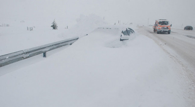 Tipide kara gömülen otomobiller kurtarıldı