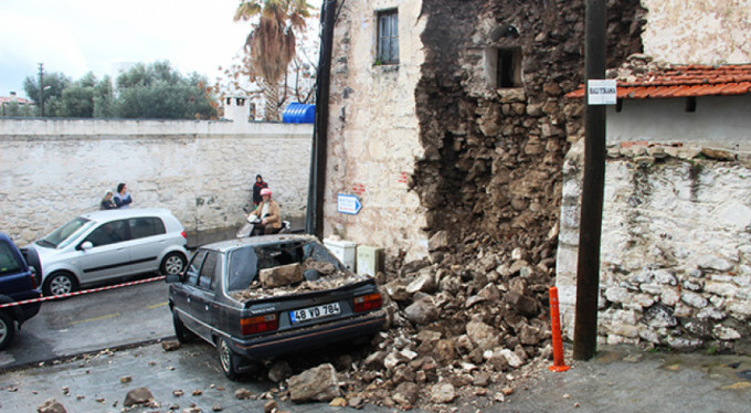 Sabah kalktıklarında otomobillerini enkaz altında buldular