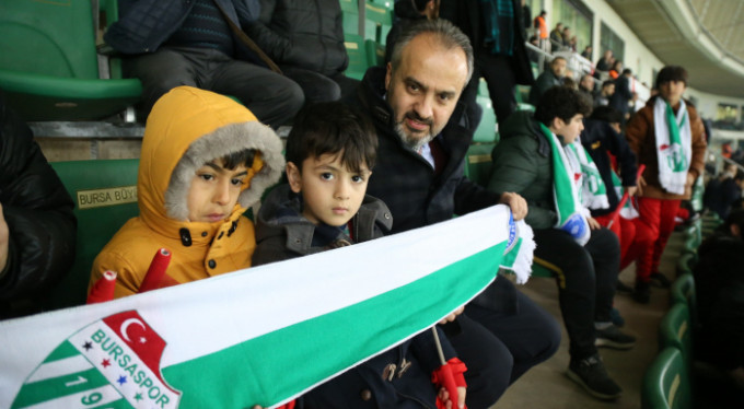 Başkan maçı Nusaybinli çocuklarla izledi