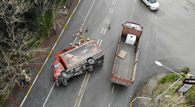 İstanbul Avcılar'da kamyon devrildi, meşrubatlar yola saçıldı