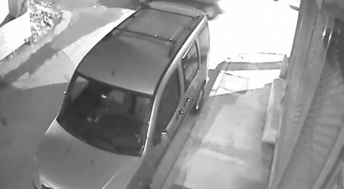 Sokak arasında devrilen kamyonet kamerada