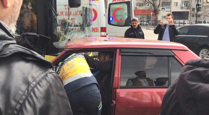 Bursa'da yolcu otobüsüyle kafa kafaya çarpıştı!