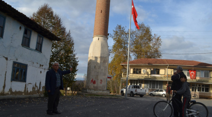 Camisiz minareyi görenler şaşırıyor