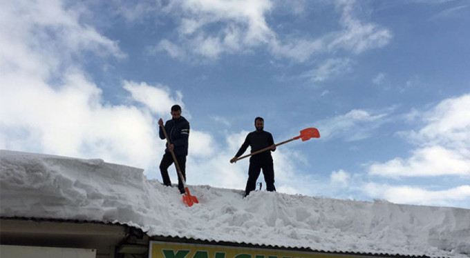O ilçe 45 gündür kar altında