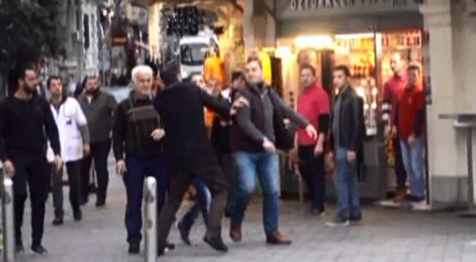 İstanbul Taksim'de vatandaşla esnaf birbirine girdi