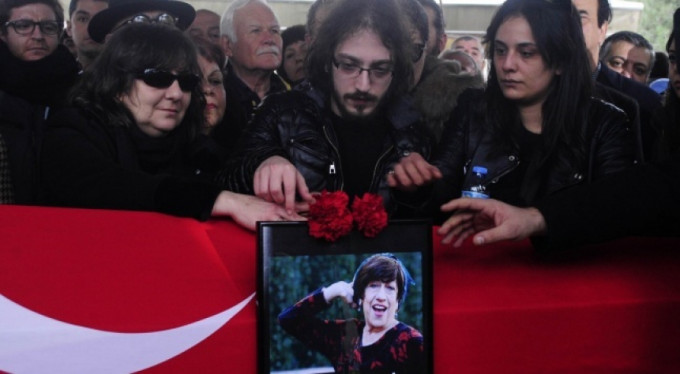 Usta oyuncu Ayşen Gruda son yolculuğuna uğurlandı!