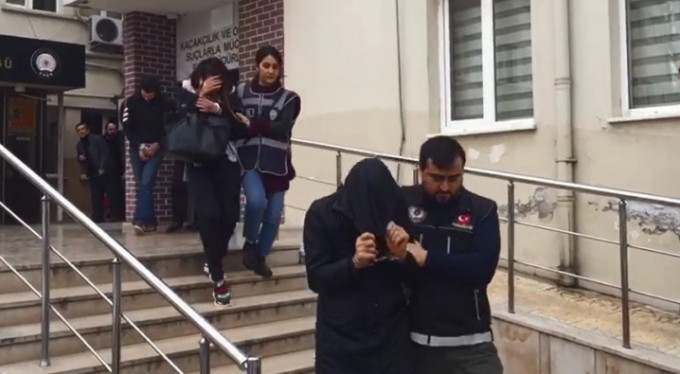 Gören araba anahtarı sanıyor ama hassas terazi