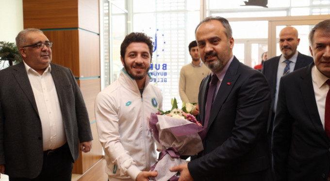 Başkan Aktaş milli güreşçilerle buluştu