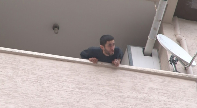 Bursa'da polisi alarma geçirdi! Bileklerini kesip...