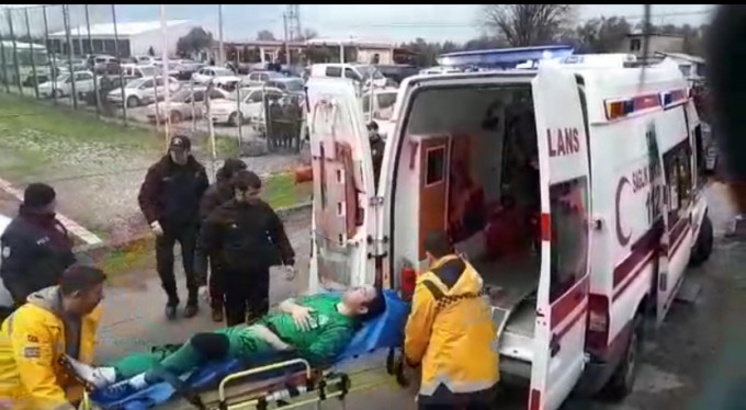 Maçta fenalaşan kaleci korkuttu