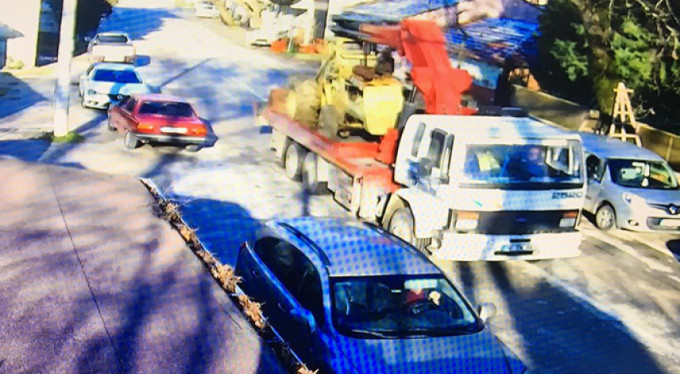 6 tonluk iş makinesini vince yükleyip çaldılar