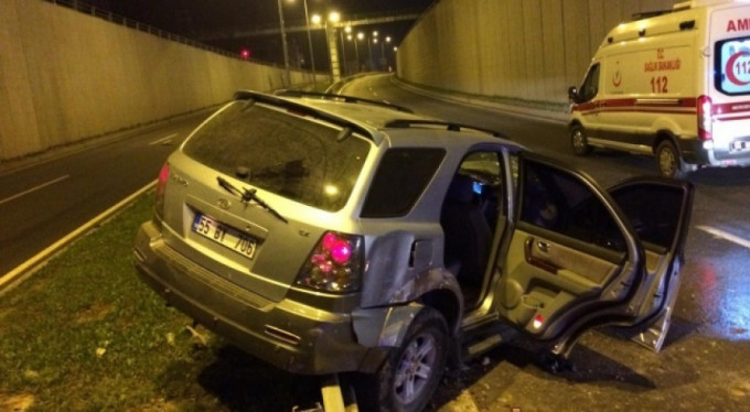 Kontrolden çıkan cip üst geçitten uçtu: 2 yaralı