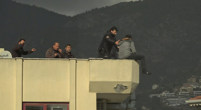 İşsiz gencin intihar girişimini polis engelledi