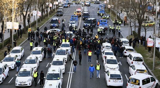 Madrid'de taksicilerden Uber protestosu